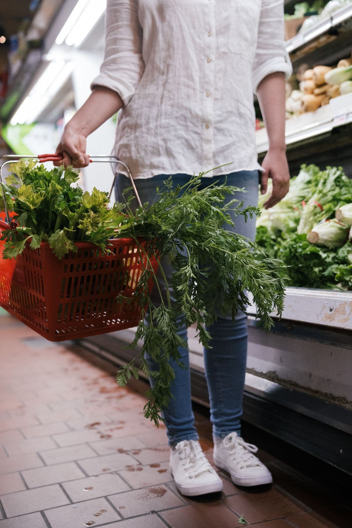 Persona comprando vegetales frescos en un supermercado